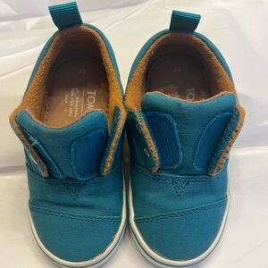 Tom’s blue Pasadena slip on kids